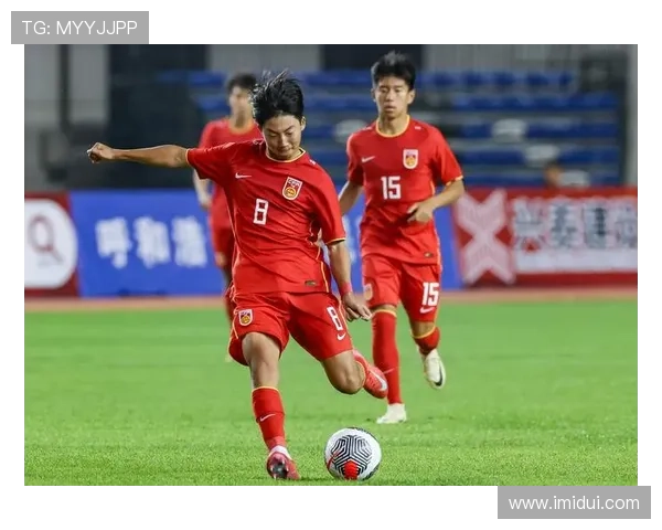 中国男足迎战世界强队奋力拼搏展现全新战术体系与团队精神