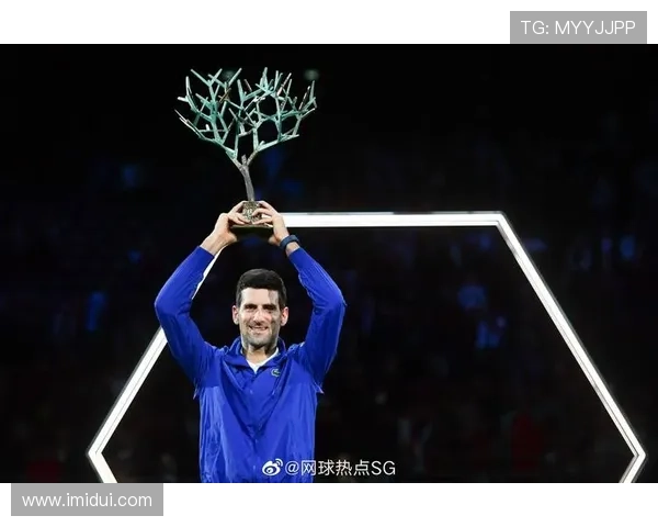 德约科维奇强势回归巴黎赛场再度登顶展现王者风范引发球迷热议 德约科维奇强势回归巴黎赛场再度登顶展现王者风范引发球迷热议