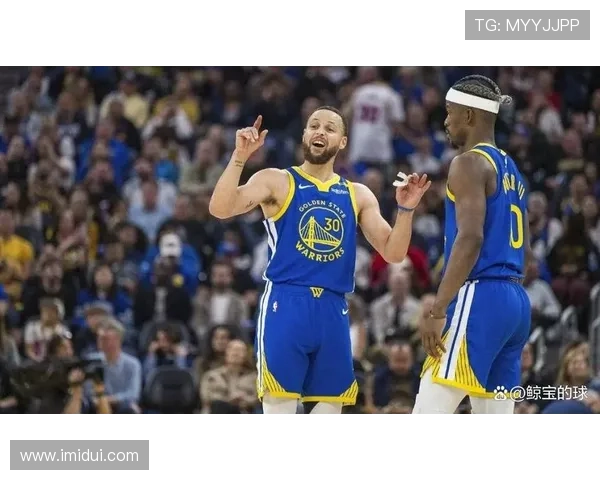 詹姆斯率湖人逆转勇士库里空砍三十分季初大战再掀焦点风暴 詹姆斯率湖人逆转勇士库里空砍三十分季初大战再掀焦点风暴