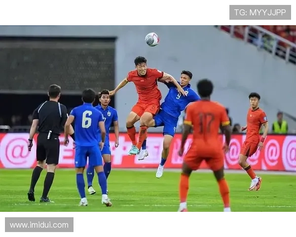 《中国足球队备战世界杯预选赛 新任主帅强调年轻球员培养与战术革新》